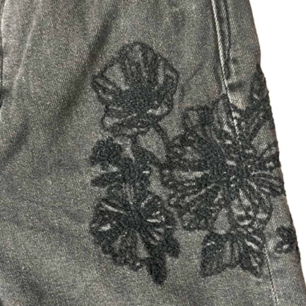 AEO Faded Black High Rise Ankle Mom Jean Size 00 Floral Rose Embroidery - Picture 11 of 12